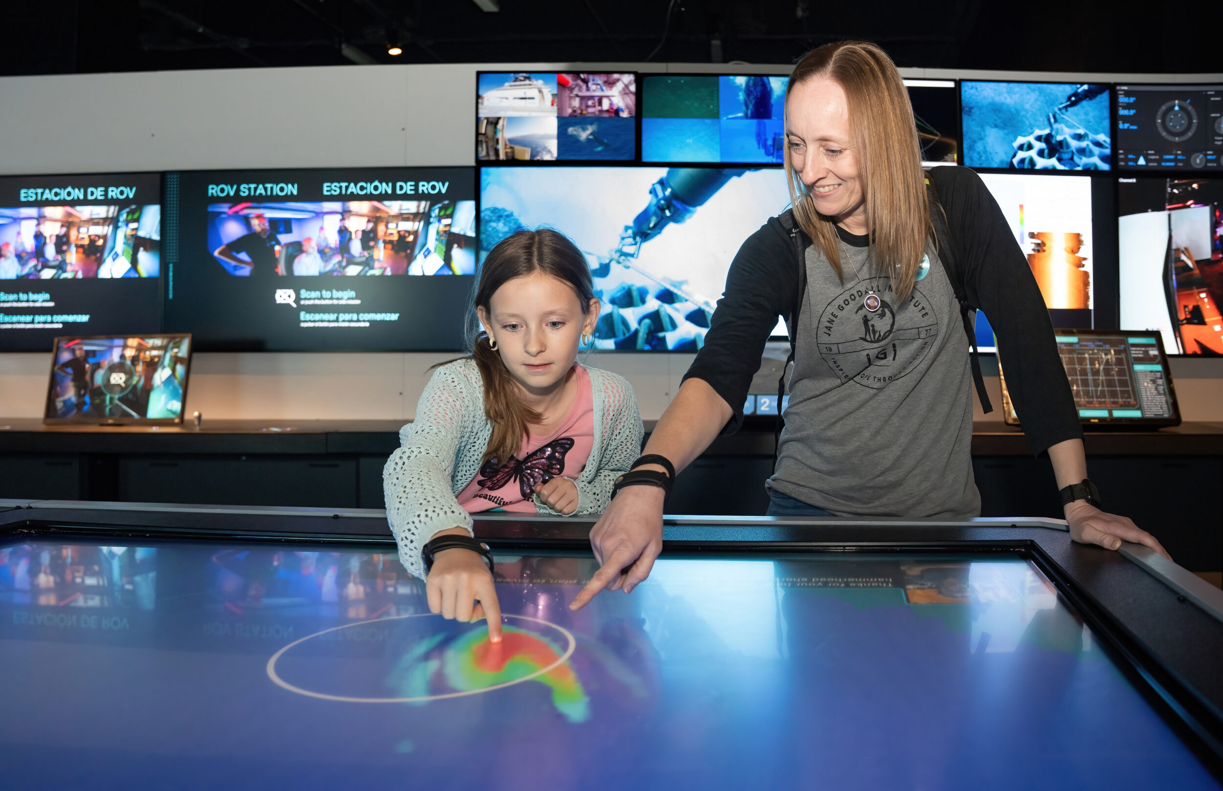 Child and adult interacting with the international traveling exhibition OceanXperience
